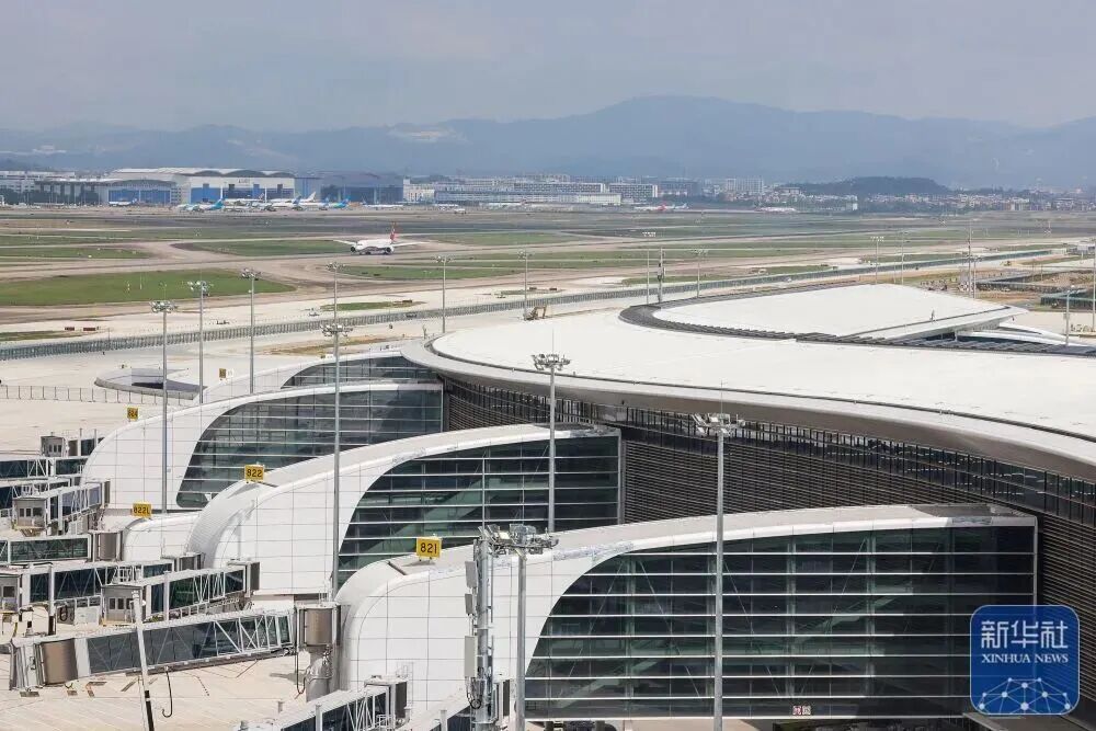 站在廣州白云國際機場T3航站樓最高處觀景臺可以將白云機場三座航站樓盡收眼底。