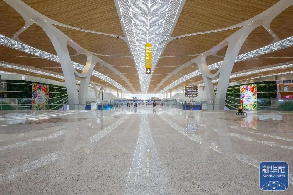 屋頂遮陽板采用稻穗造型。