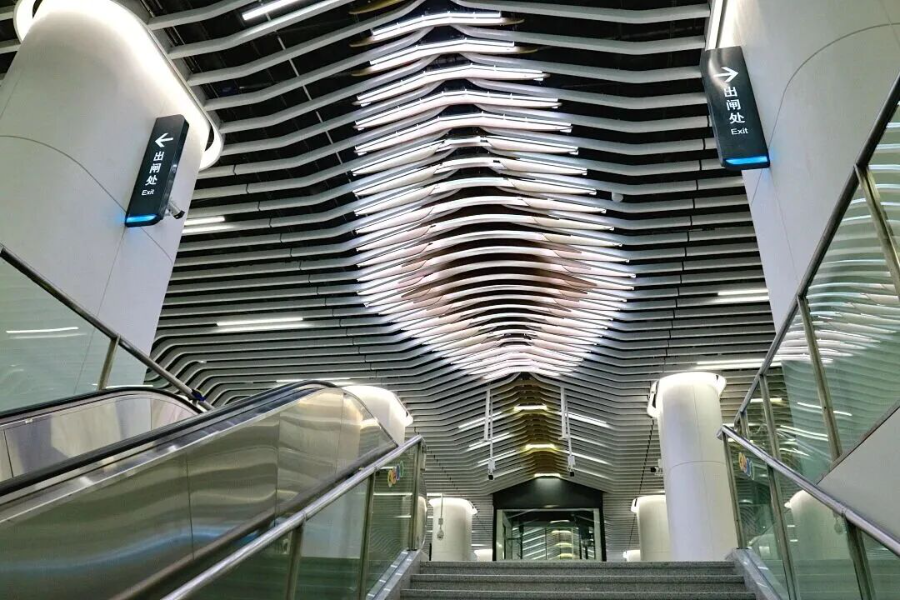 T3航站樓地下綜合樞紐采用地下兩層布局，公共區設計以“羊城啟航·絲路新篇”為核心。