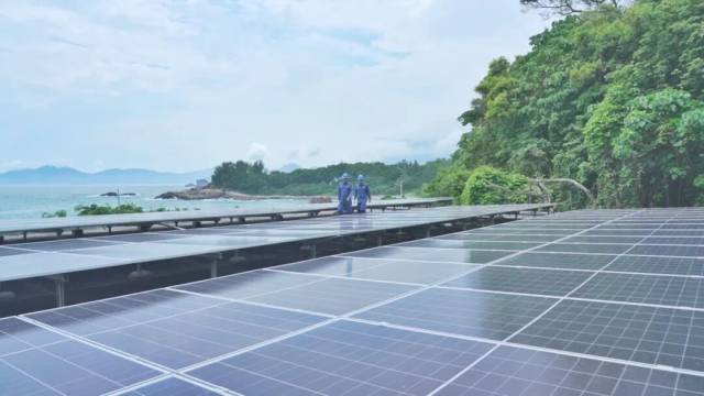 南方電網廣東惠州供電運維工作人員正在檢查三門島微電網光伏設備。圖片由惠州供電提供
