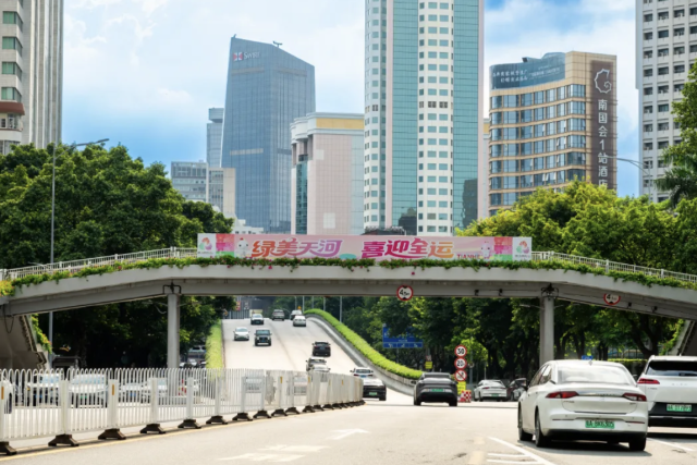場(chǎng)內(nèi)賽事與場(chǎng)外活力帶相映成趣，市民可在城市空間中自由穿梭