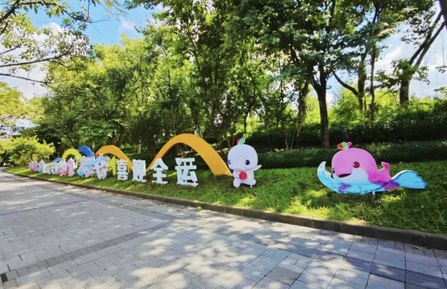 隨處可見的十五運(yùn)會(huì)和殘?zhí)貖W會(huì)宣傳標(biāo)識(shí)與煥然一新的城市景觀交相輝映