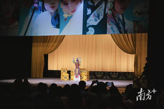 京劇名家史依弘此次攜多部精品參加大灣區藝術節,到訪佛山、珠海和廣州等地,受到熱烈歡迎。圖為廣州友誼劇院《霸王別姬》演出現場。 京劇名家史依弘此次攜多部精品參加大灣區藝術節,到訪佛山、珠海和廣州等地,受到熱烈歡迎。圖為廣州友誼劇院《霸王別姬》演出現場。