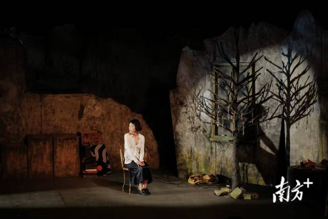 滬產小劇場話劇《年齡是一種感覺》在廣州竹絲崗小劇場上演。 滬產小劇場話劇《年齡是一種感覺》在廣州竹絲崗小劇場上演。