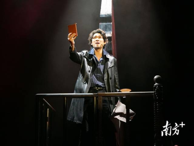 音樂劇《小說》吸引上海原劇粉“打飛的”赴穗觀演。 音樂劇《小說》吸引上海原劇粉“打飛的”赴穗觀演。