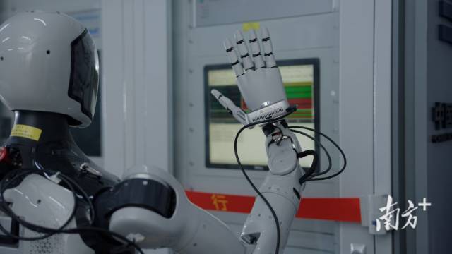 智慧保電“機(jī)器人天團(tuán)”出動(dòng)