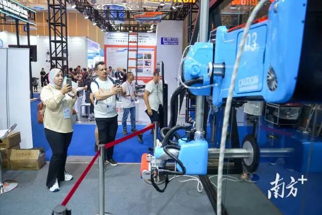 全球首款“越障清洗機(jī)器人”亮相廣交會(huì)。 全球首款“越障清洗機(jī)器人”亮相廣交會(huì)。