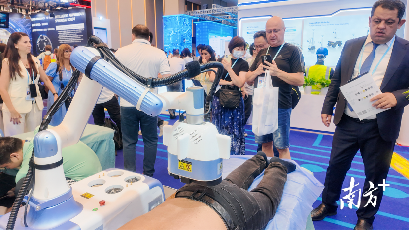 “大展拳腳”的理療機(jī)器人 “大展拳腳”的理療機(jī)器人