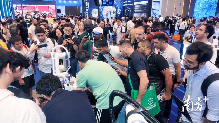 “大展拳腳”的理療機(jī)器人 “大展拳腳”的理療機(jī)器人