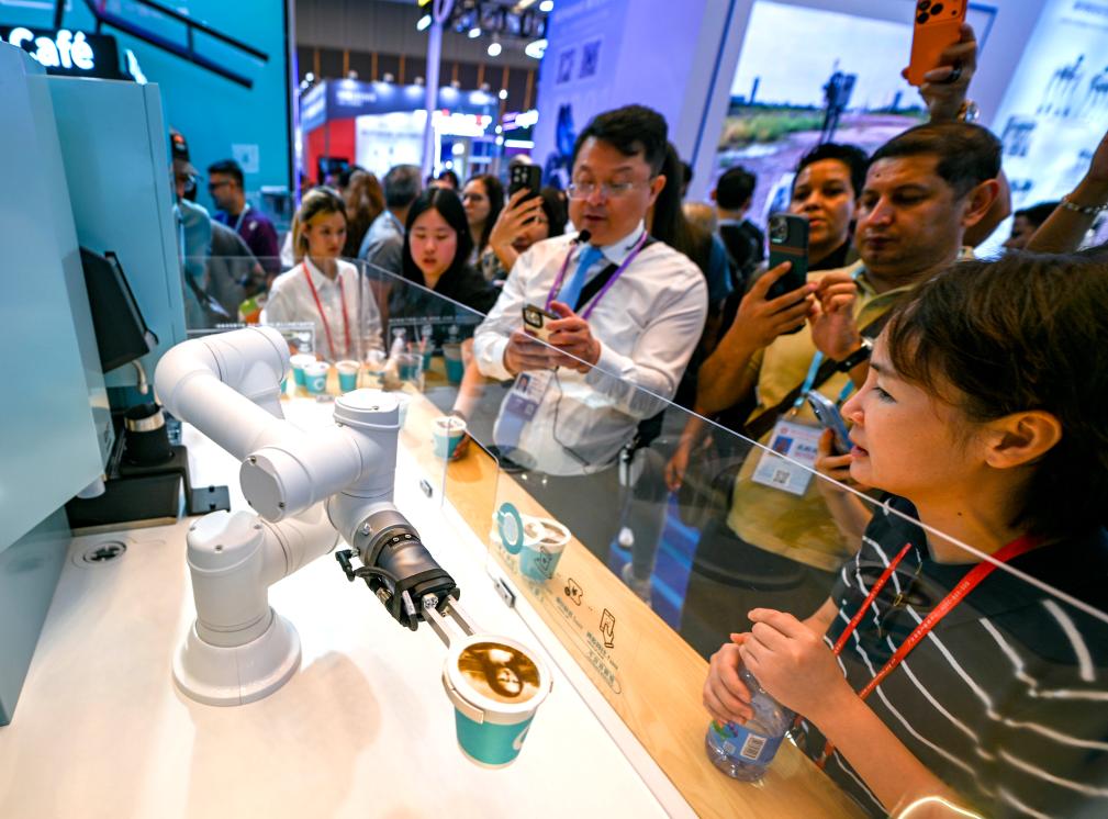 10月15日,在第138屆廣交會服務機器人專區,展商向觀眾展示一款商用咖啡機器人設備。 10月15日,在第138屆廣交會服務機器人專區,展商向觀眾展示一款商用咖啡機器人設備。
