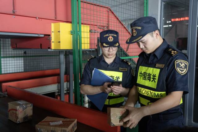 大橋口岸的跨境電商出口查驗平臺，每天都是一派繁忙景象。