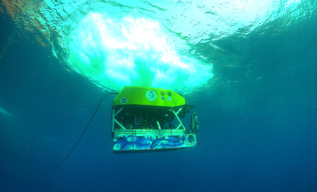 水中的“海馬”號深海遙控潛水器(9月18日攝)。新華社發(fā)(陳馳攝) 水中的“海馬”號深海遙控潛水器(9月18日攝)。新華社發(fā)(陳馳攝)