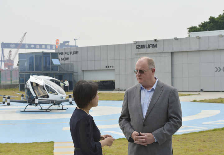 2025年10月27日，在廣州穗港碼頭，南非無人機采購和運營商SSASS公司CEO迪安·波萊（右）接受新華社記者采訪。新華社記者 劉力航 攝