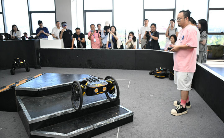 2025年6月23日，在廣東東莞松山湖XbotPark機器人基地，本末科技工作人員操作機器人爬樓梯。新華社記者 鄧華 攝