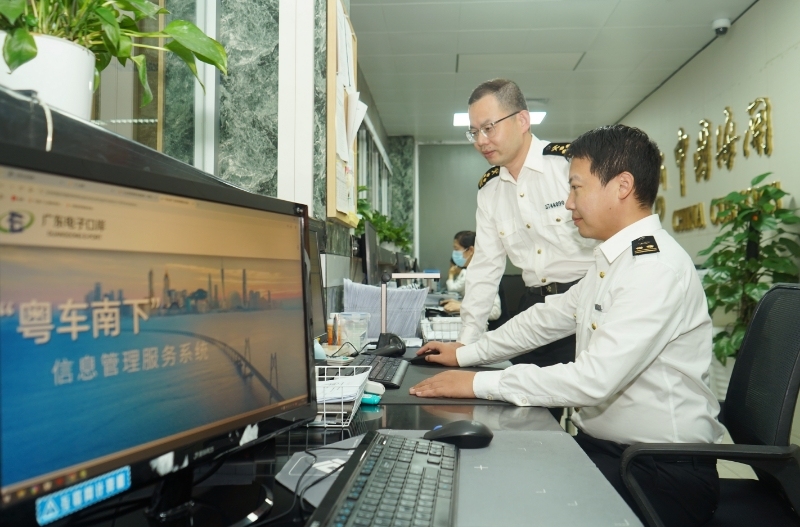 首單“粵車南下”香港停車場車輛海關備案手續完成 首單“粵車南下”香港停車場車輛海關備案手續完成