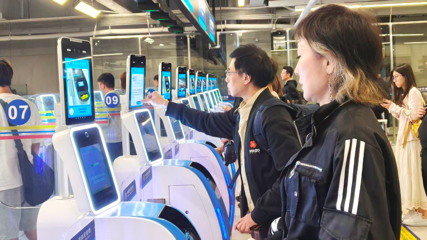 凌晨時段經(jīng)皇崗口岸入境的旅客經(jīng)智能快捷通道“刷臉”絲滑通關(guān)。 通訊員 黃俊生 供圖