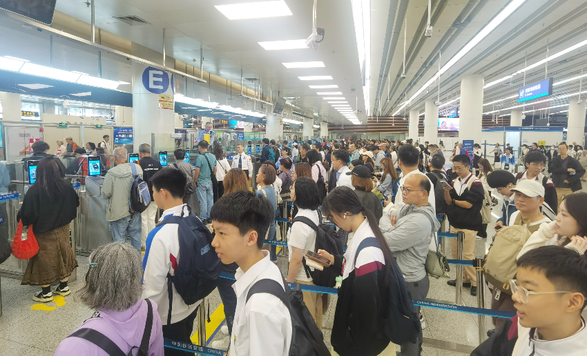 大批經(jīng)福田口岸入境的香港旅客擠滿智能快捷通道區(qū)域。 通訊員 黃俊生 供圖