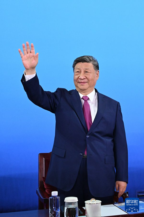 11月9日晚，中共中央總書記、國家主席、中央軍委主席習(xí)近平在廣東省廣州市出席中華人民共和國第十五屆運(yùn)動會開幕式并宣布運(yùn)動會開幕。這是習(xí)近平在主席臺上向大家揮手致意。新華社記者 燕雁 攝