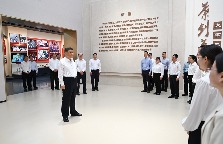 11月7日至8日，中共中央總書記、國家主席、中央軍委主席習近平在廣東考察。這是7日下午，習近平在位于梅州市梅縣區(qū)雁洋鎮(zhèn)的葉劍英紀念館參觀時，同工作人員親切交流。新華社記者 謝環(huán)馳 攝