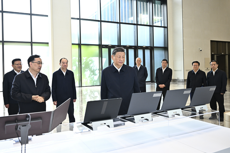 11月7日至8日，中共中央總書記、國家主席、中央軍委主席習近平在廣東考察。這是8日上午，習近平在廣州察看廣東科技創(chuàng)新和產業(yè)創(chuàng)新融合發(fā)展成果展示。新華社記者 燕雁 攝