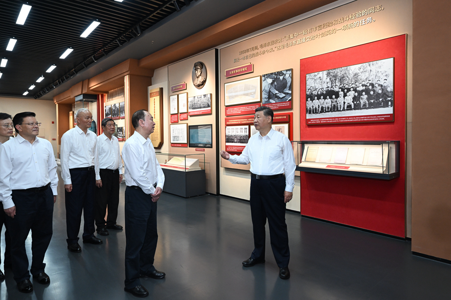 11月7日至8日，中共中央總書記、國家主席、中央軍委主席習近平在廣東考察。這是7日下午，習近平在位于梅州市梅縣區(qū)雁洋鎮(zhèn)的葉劍英紀念館，參觀葉劍英生平事跡陳列。新華社記者 謝環(huán)馳 攝