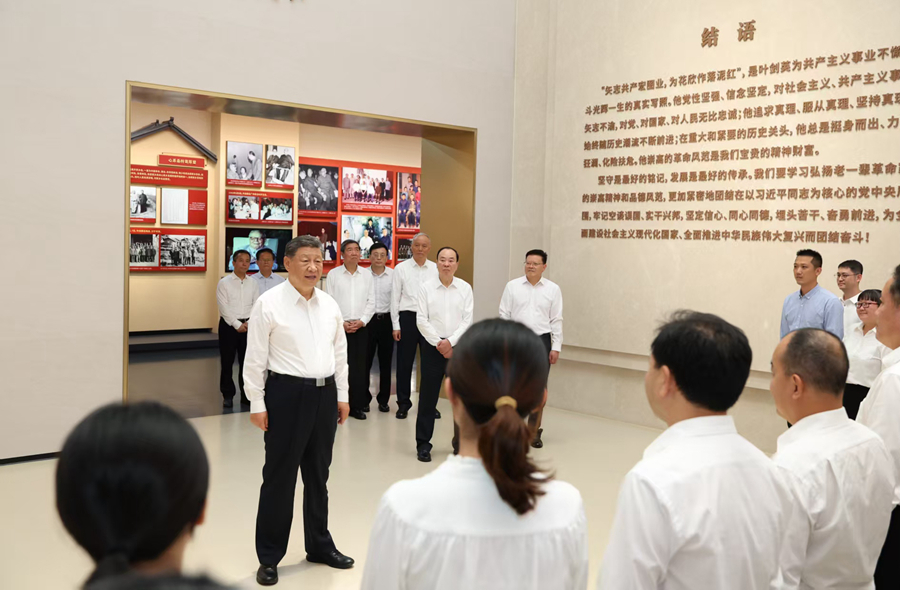 11月7日至8日，中共中央總書記、國家主席、中央軍委主席習近平在廣東考察。這是7日下午，習近平在位于梅州市梅縣區(qū)雁洋鎮(zhèn)的葉劍英紀念館參觀時，同工作人員親切交流。新華社發(fā)（肖翊 攝）