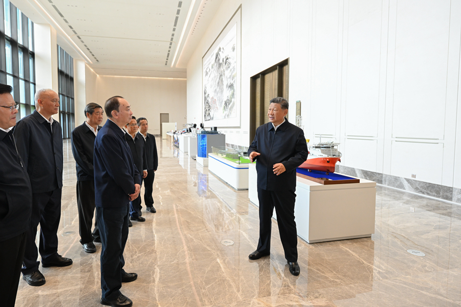 11月7日至8日，中共中央總書記、國家主席、中央軍委主席習近平在廣東考察。這是8日上午，習近平在廣州察看廣東科技創(chuàng)新和產業(yè)創(chuàng)新融合發(fā)展成果展示。新華社記者 謝環(huán)馳 攝