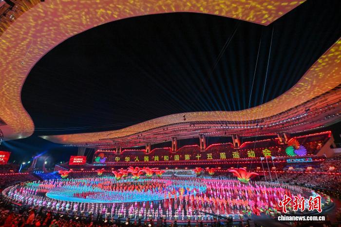 11月9日晚,第十五屆全國運動會開幕式在廣東奧林匹克體育中心舉行。圖為現場文體展演。 中新社記者 陳驥旻 攝 11月9日晚,第十五屆全國運動會開幕式在廣東奧林匹克體育中心舉行。圖為現場文體展演。 中新社記者 陳驥旻 攝