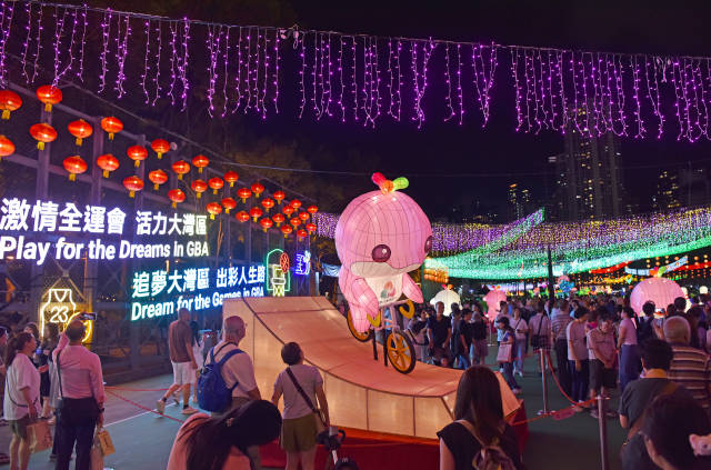 10月6日，香港維多利亞公園中秋彩燈里的十五運會元素。新華社發