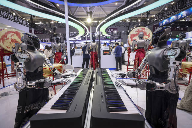 高交會(huì)機(jī)器人彈琴表演 南方+ 朱洪波 拍攝