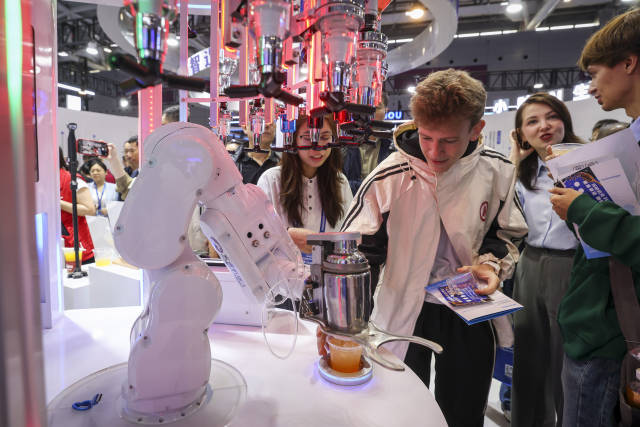 高交會(huì)機(jī)械臂做飲料 南方+ 朱洪波 拍攝