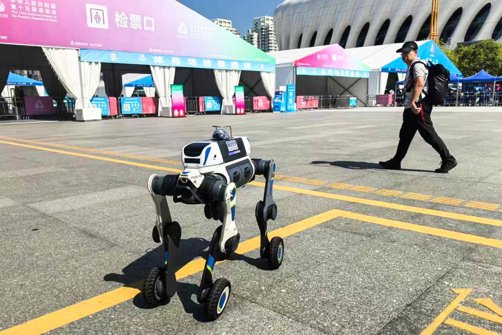 11月15日，深圳警方在場館附近使用“電子狼”警用巡邏機器人。