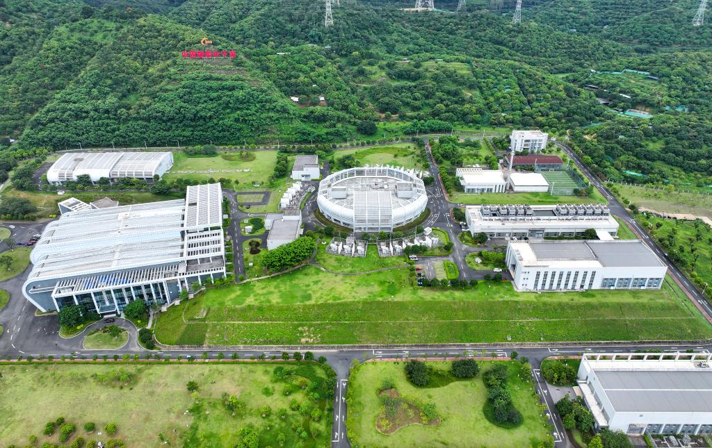 這是2024年7月8日在東莞拍攝的中國散裂中子源（無人機(jī)照片）。在粵港澳大灣區(qū)多地，一系列在建和已啟用的大科學(xué)裝置集群效應(yīng)初現(xiàn)，助力大灣區(qū)加速邁向國際科技創(chuàng)新中心。