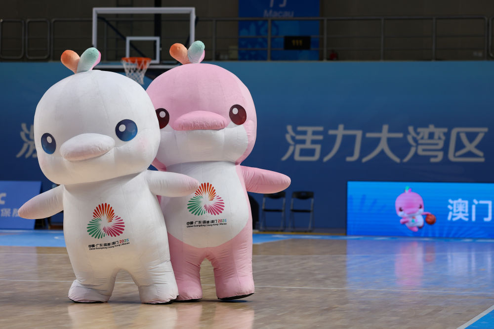 11月16日，在第十五屆全國運動會澳門賽區籃球比賽場館，吉祥物在比賽中場休息時表演。新華社記者 孫凡越 攝