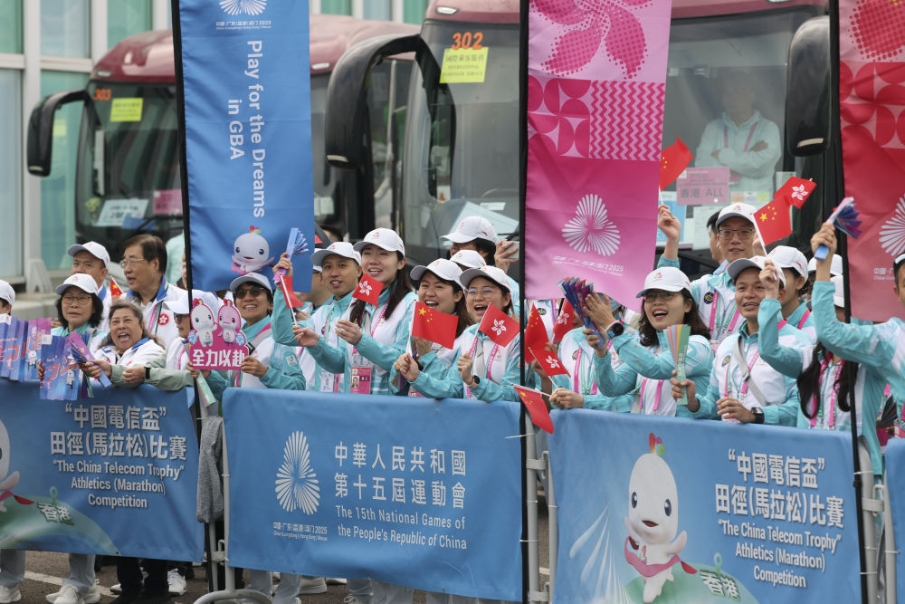 11月15日，志愿者在路旁為第十五屆全國運動會女子馬拉松參賽選手加油。新華社記者 毛思倩 攝