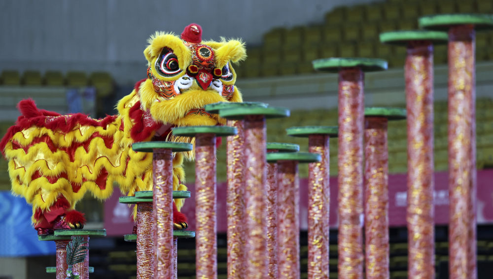 11月11日，粵港澳聯隊在第十五屆全國運動會群眾展演舞龍舞獅南獅自選項目決賽中獲得一等獎。新華社記者 王鵬 攝