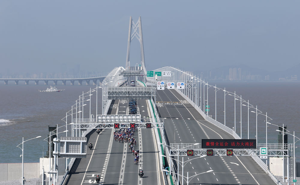 11月8日，第十五屆全國運動會公路自行車男子個人賽參賽選手在港珠澳大橋上騎行。新華社記者 梁旭 攝