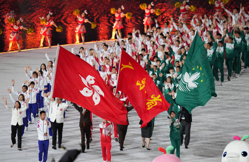11月9日，廣東省體育代表團、香港特別行政區體育代表團和澳門特別行政區體育代表團在第十五屆全國運動會開幕式上共同入場。新華社記者 賴向東 攝