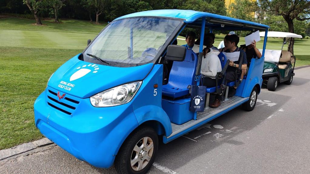 何志剛與團隊核對場地指引圖。（受訪者供圖）