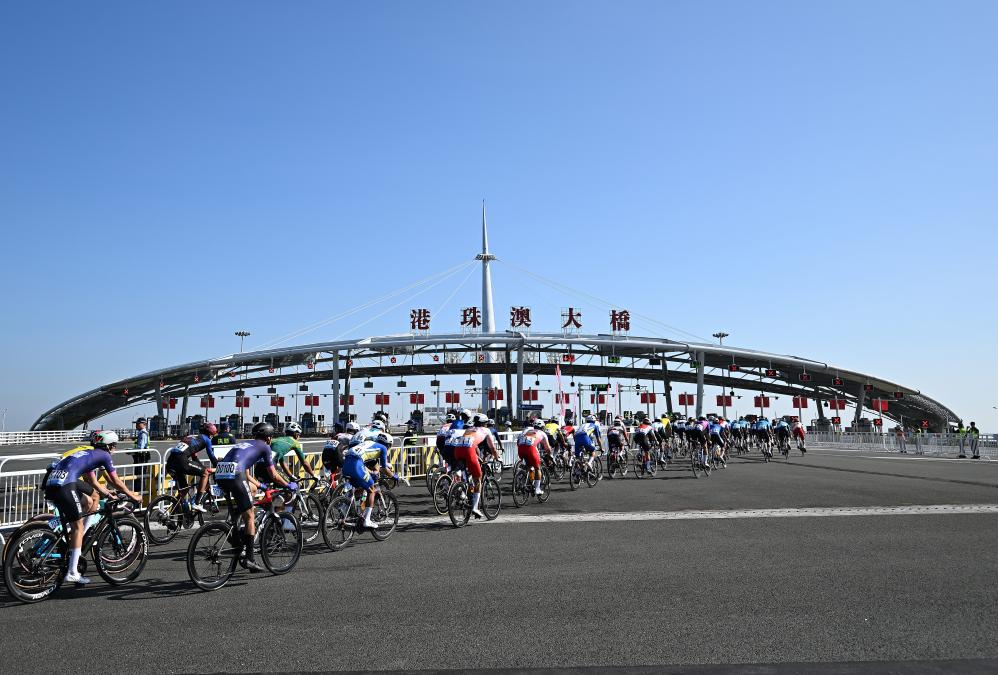 11月8日，參賽選手經過港珠澳大橋閘口。新華社記者 鄧華 攝