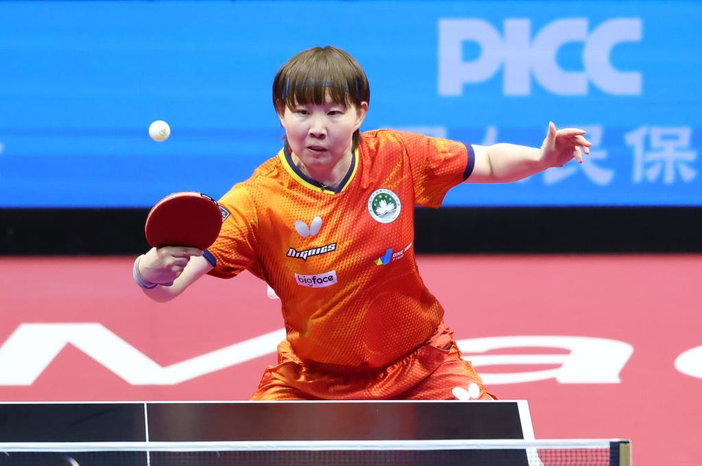 11月15日，澳門隊選手朱雨玲在比賽中回球。新華社記者 劉續 攝