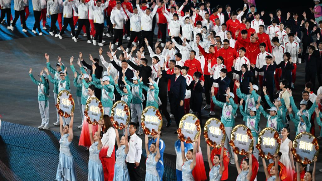 11月21日，參賽團隊代表在閉幕式上入場。