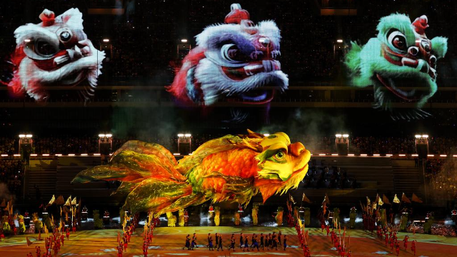 巨型鰲魚“游入”體育場(chǎng)上空