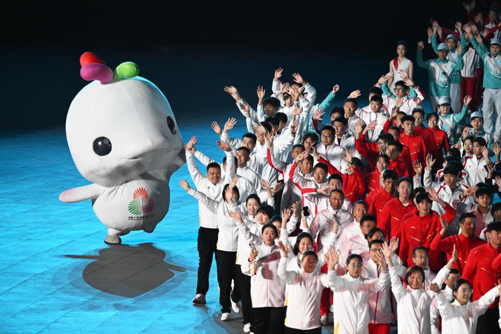 11月21日,參賽團隊代表在閉幕式上入場。新華社記者 連振 攝 11月21日,參賽團隊代表在閉幕式上入場。新華社記者 連振 攝