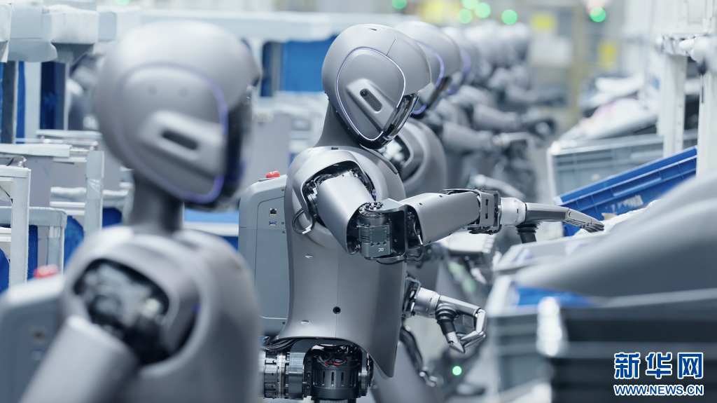 數十臺人形機器人在工廠“實訓”。