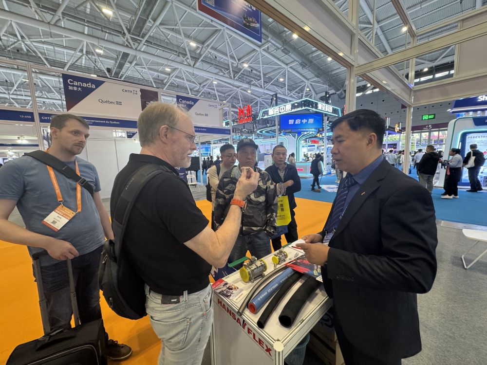 2025年11月14日，在第二十七屆中國國際高新技術成果交易會現場，德國制造企業漢薩福萊柯思液壓技術（上海）有限公司大客戶經理莫嘉斌（右）在與外國客商洽談。新華社記者 楊深深 攝