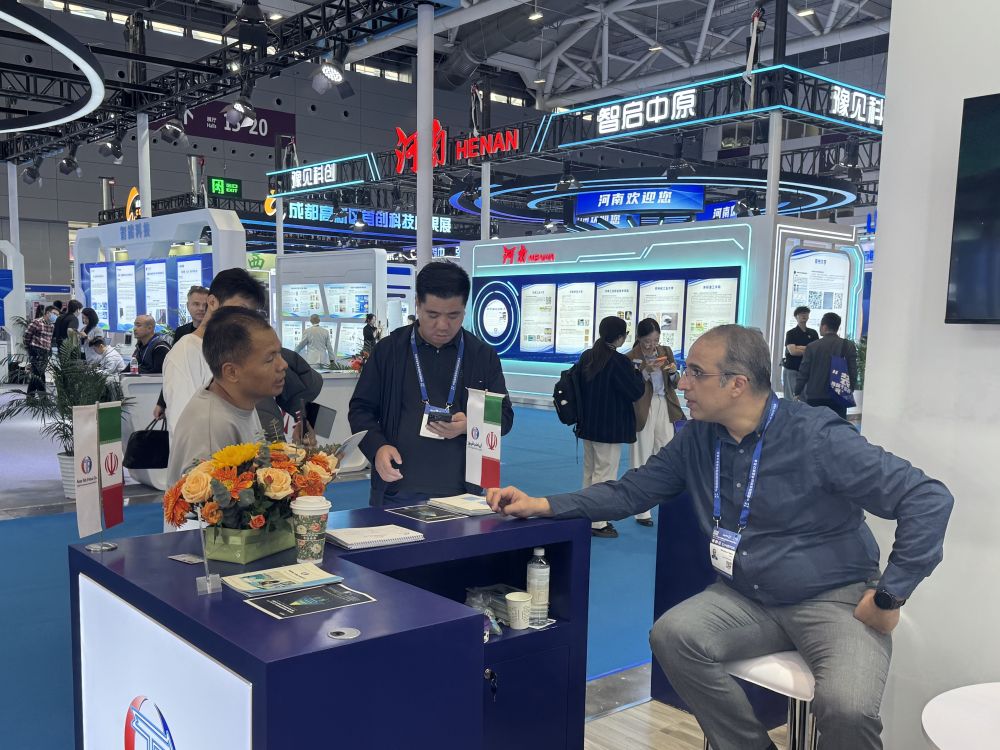 2025年11月14日，在第二十七屆中國國際高新技術成果交易會現場，伊朗薩拉姆醫療集團研發主任、醫學博士米拉雷扎·塔克亞爾在展位上洽談。新華社記者 楊深深 攝