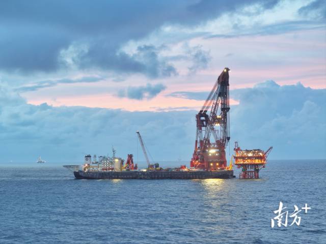 西江24-7完成海上安裝，又一無人智能平臺在南海東部油田安家。南方+記者 石磊 張令 攝