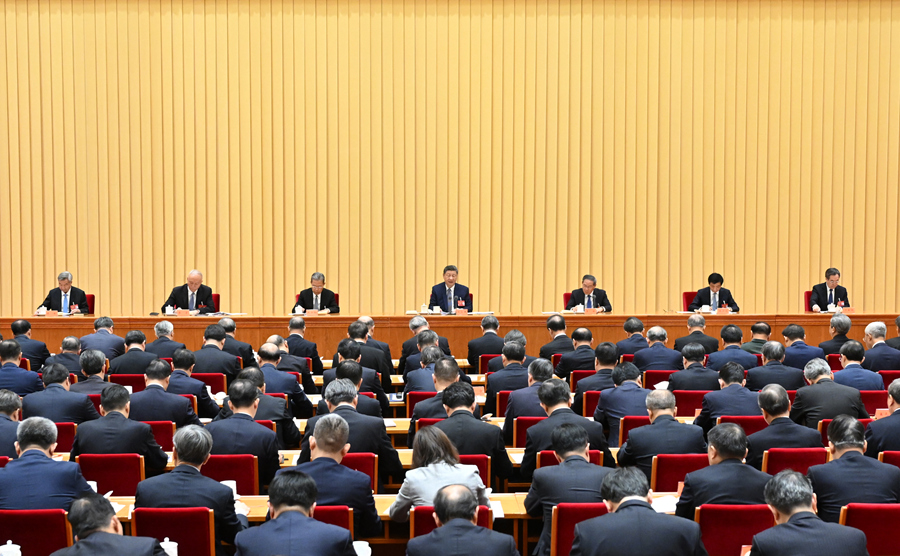 12月10日至11日，中央經濟工作會議在北京舉行。中共中央總書記、國家主席、中央軍委主席習近平出席會議并發表重要講話。李強、趙樂際、王滬寧、蔡奇、丁薛祥、李希出席會議。新華社記者 謝環馳 攝