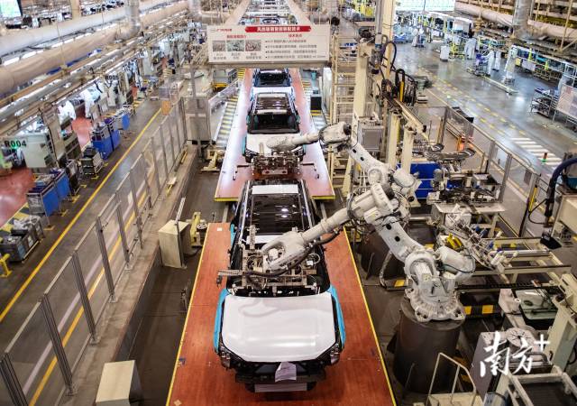 廣汽傳祺廣州工廠第二生產(chǎn)線總裝車間，前后風(fēng)擋玻璃均由機(jī)器人全自動(dòng)安裝。